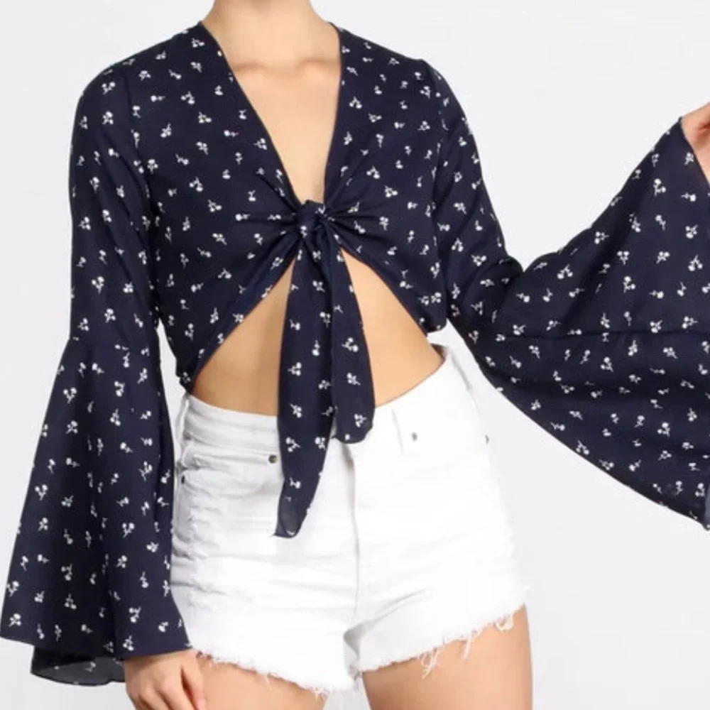 💙🤍 Windsor Sweet Floral Bell Sleeve Top 🤍💙 - Picture 4 of 4